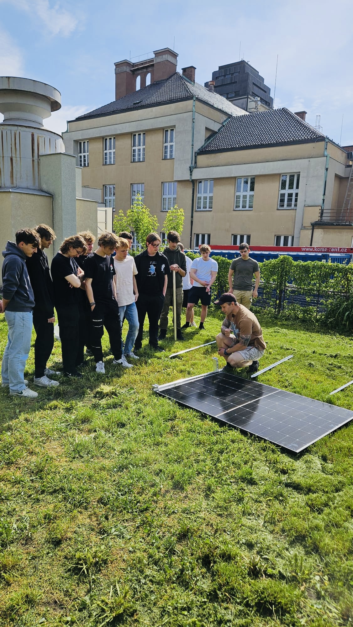 Studenti třídy E3E se zapojili do stavby fotovoltaické elektrárny