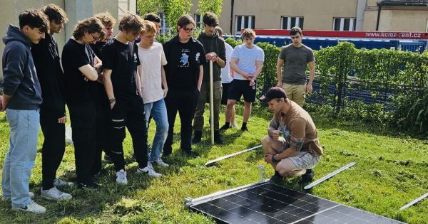 Studenti třídy E3E se zapojili do stavby fotovoltaické elektrárny
